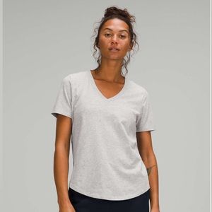 Lululemon Love Tee Short Sleeve V-Neck T-Shirt size 2 heathered oatmeal